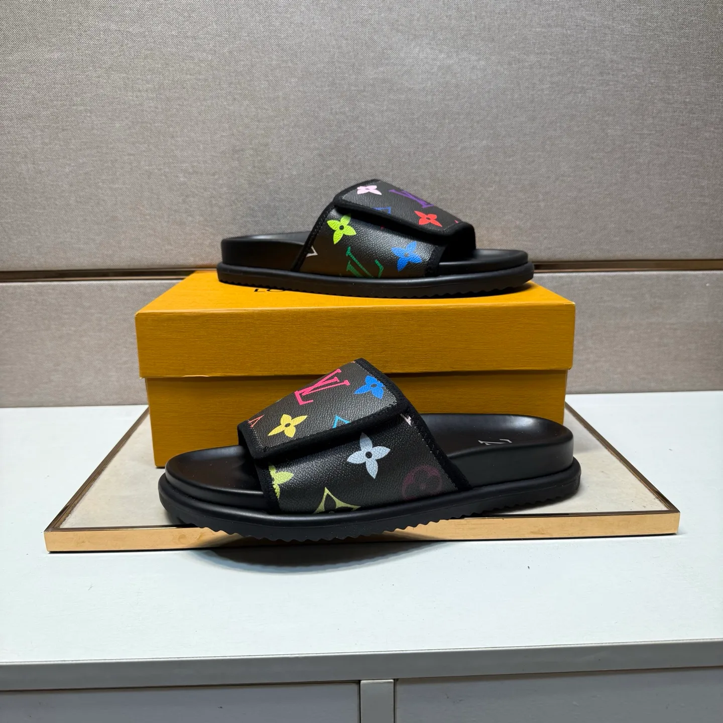 ⬛️Men's shoes 💰p320 [LV～] Men's casual slippers 2025z cabinet sales simultaneously 🔶Size: 38-44 #️⃣ 🔷2 colors🔜The upper is made of multi-material splicing➕Genuine leather lining, comfortable and breathable, sole: original comfortable and wear-resistant outsole, ⚠️Real shot📱Photographed🎬The real thing is better📢📢📢